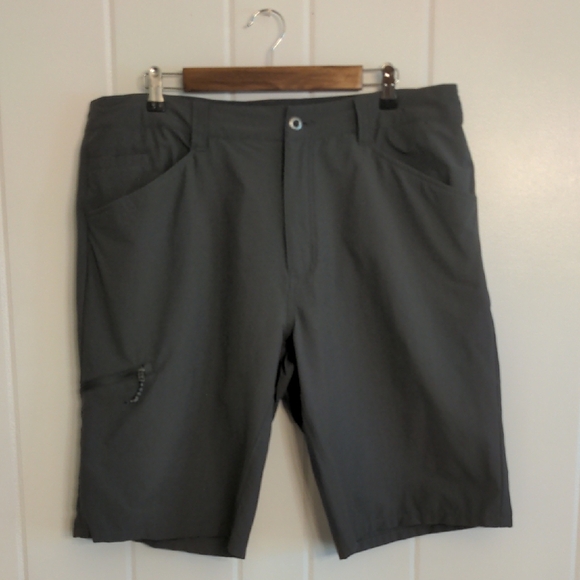 Patagonia Shorts Men's Size 38 Gray 6 Pockets Zippers Drawstrings Common Threads - Picture 1 of 16